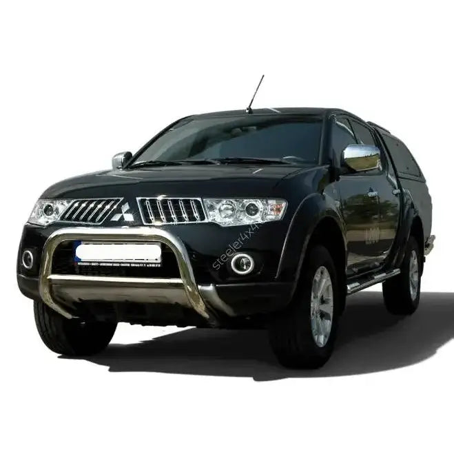 Frontbøyle Mitsubishi L200 09-15 i rustfritt stål montert på svart pickup, sett skrått forfra.