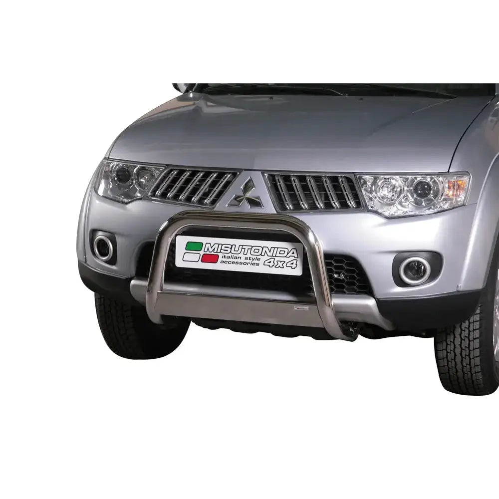 Frontbøyle Mitsubishi L200 10-14 EC godkjent medium bar montert på sølvfarget SUV sett forfra.
