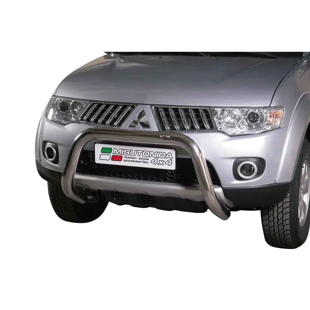 Frontbøyle Mitsubishi L200 10-14 EC Godkjent Super Bar montert foran på sølvfarget SUV.