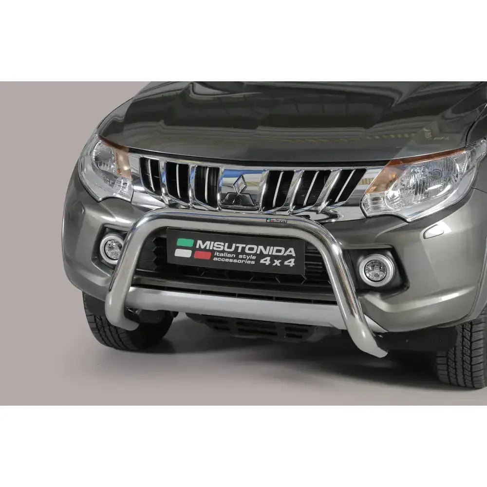 Frontbøyle Mitsubishi L200 15-18 i sølvfarget metall montert foran på grå SUV, sett forfra.