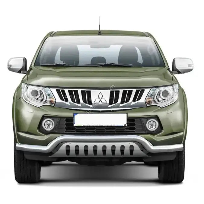 Frontbøyle Mitsubishi L200 15-19 EC godkjent lav med plate montert på mørkegrønn pickup.