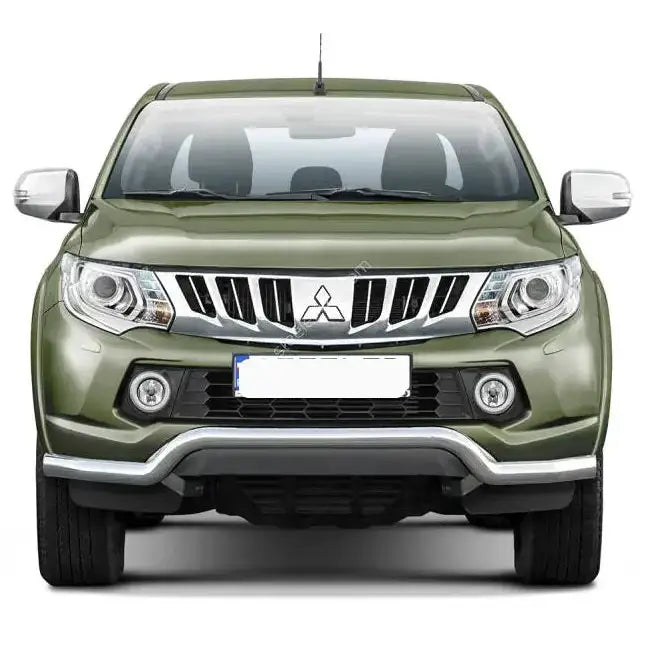 Frontbøyle Mitsubishi L200 15-19 EC godkjent lav montert på grønn pickup sett forfra.