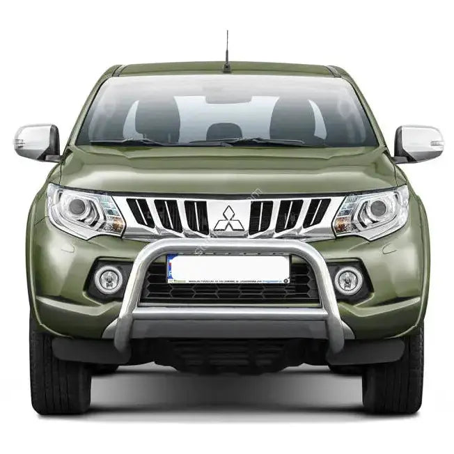 Frontbøyle Mitsubishi L200 15-19 EC godkjent med krom tverrør montert foran grillen.