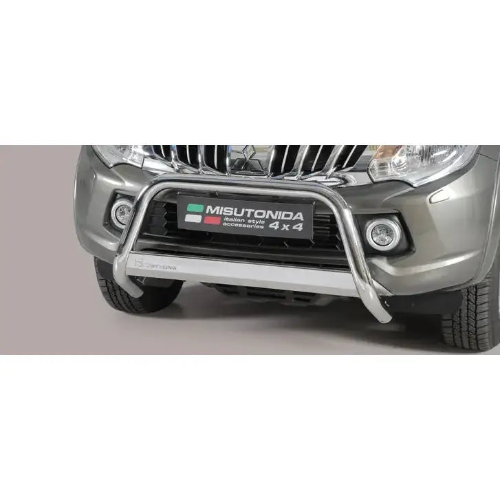 Frontbøyle Mitsubishi L200 15-19 EC godkjent medium mark montert på grå pickup sett forfra.