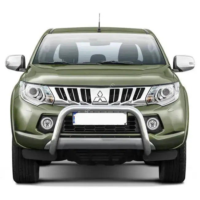 Frontbøyle på grønn Mitsubishi L200 15-19 med krom kufanger og synlig merke på grillen.