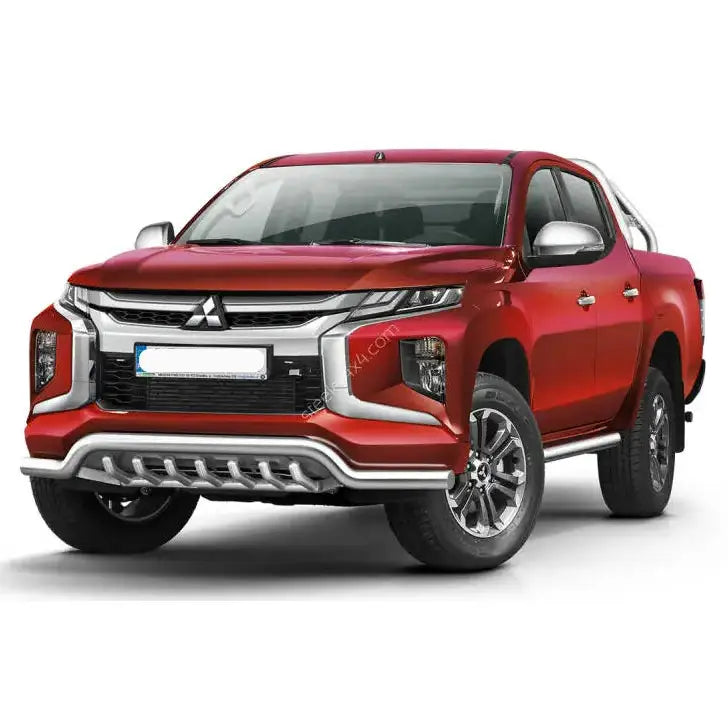 Frontbøyle Mitsubishi L200 med kromdetaljer, sett skrått forfra på rød pickup med doble frontlykter.