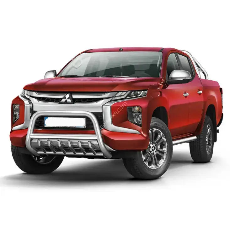 Frontbøyle på rød Mitsubishi L200 2019 med krom detaljer og robuste aluminiumsfelger, sett forfra.