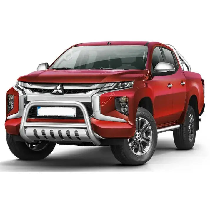 Frontbøyle Mitsubishi L200 19- med kraftig beskyttelsesplate, sett forfra på rød pickup mot hvit bakgrunn.