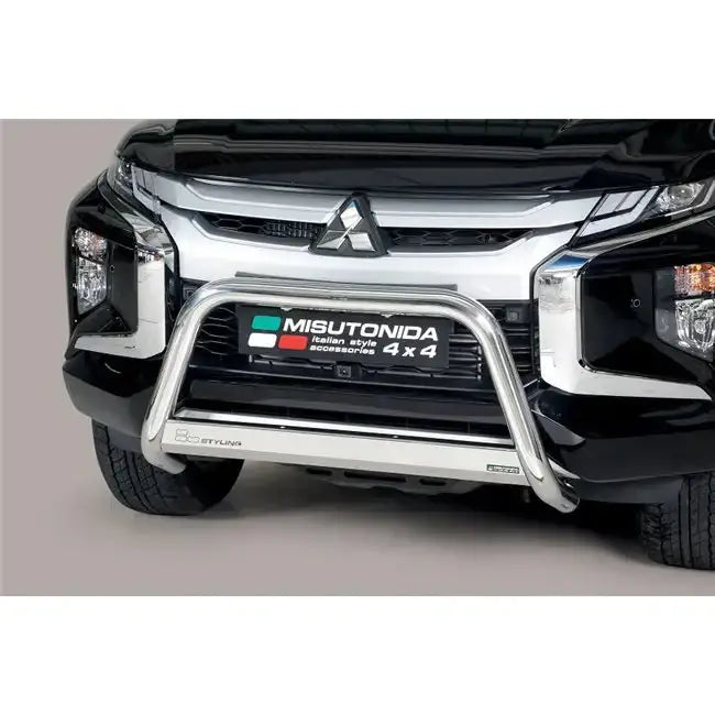 Frontbøyle Mitsubishi L200 forkrommet kufanger i rustfritt stål montert på svart pickup forfra.