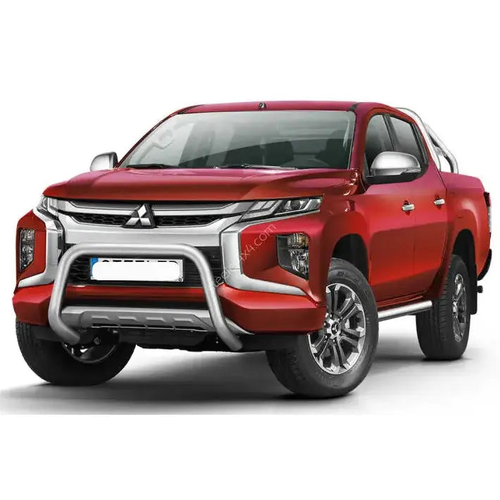 Frontbøyle på Mitsubishi L200 pickup med sølvdetaljer, store felger og doble dører mot hvit bakgrunn.