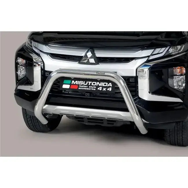 Frontbøyle Mitsubishi L200 19- EC godkjent Super Bar i blankt metall montert på svart pickup.