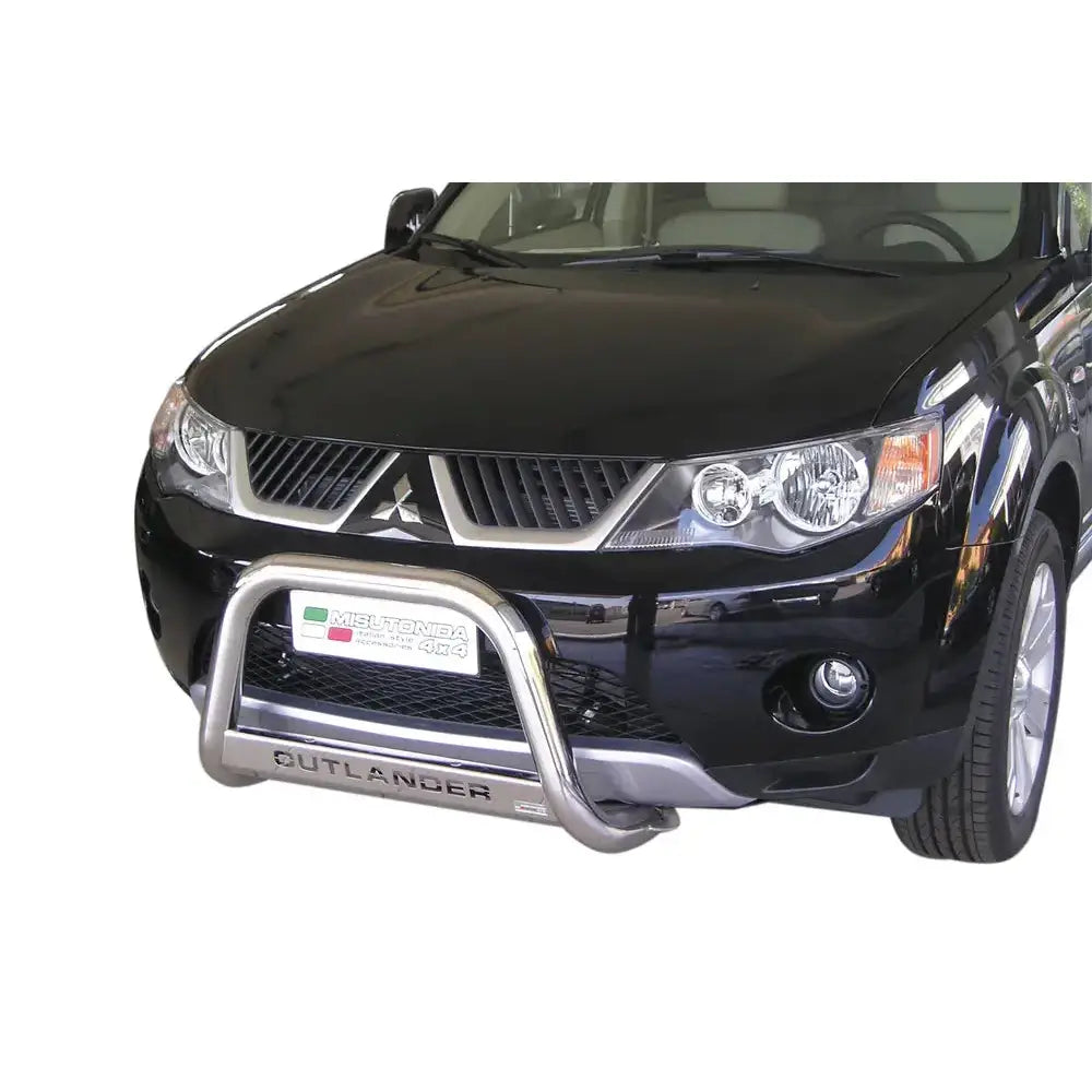 Frontbøyle Mitsubishi Outlander 07-09 i børstet stål montert foran på svart SUV med inngravert tekst.