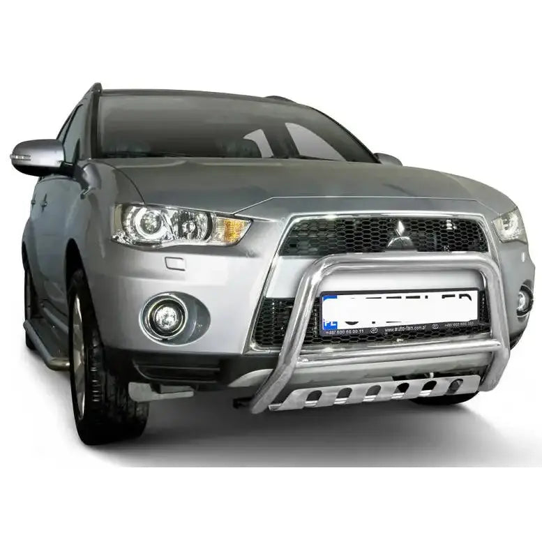 Frontbøyle Mitsubishi Outlander 09-12 montert foran på sølvfarget SUV mot hvit bakgrunn.