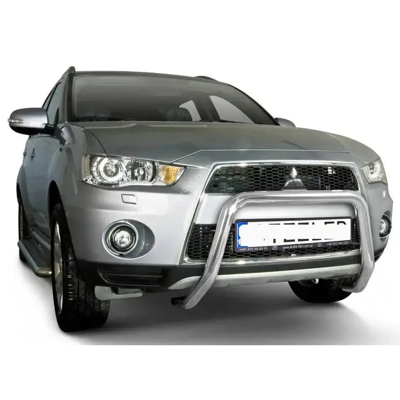 Frontbøyle på Mitsubishi Outlander 09-12 EC godkjent, montert foran på sølvfarget SUV mot hvit bakgrunn.