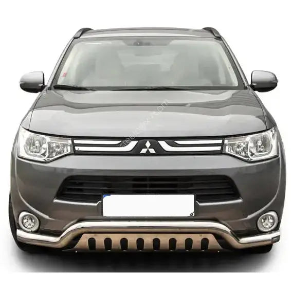 Frontbøyle Mitsubishi Outlander 12-15 EC godkjent lav med plate montert på grå SUV sett forfra.