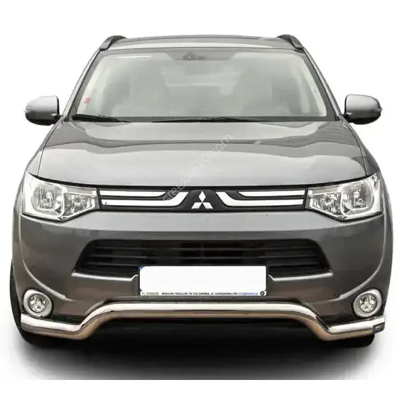 Frontbøyle Mitsubishi Outlander 12-15 EC godkjent lav montert på grå SUV sett forfra med kromdetaljer.