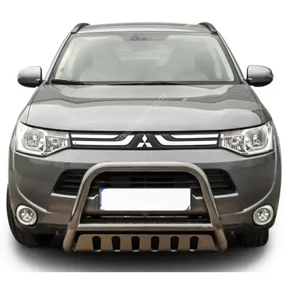 Frontbøyle Mitsubishi Outlander 12-15 EC godkjent montert foran på grå SUV med grillbeskytter.