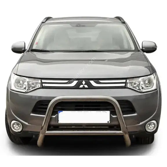 Frontbøyle Mitsubishi Outlander 12-15 med sølvfarget kufanger montert foran grill og skiltholder.