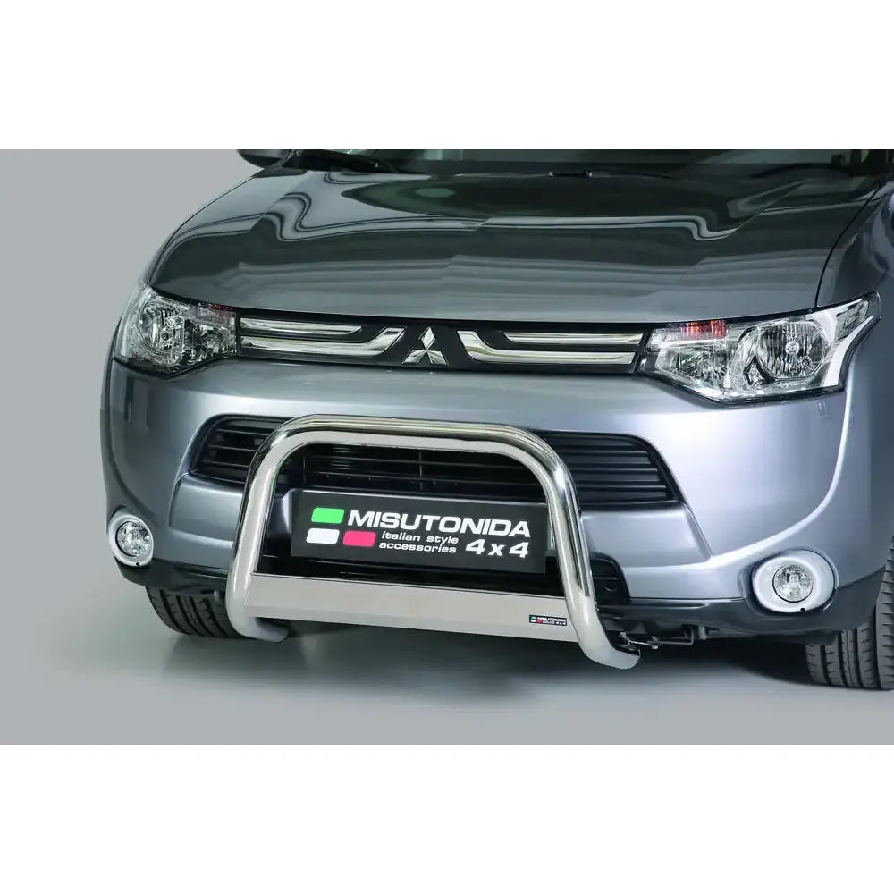 Frontbøyle Mitsubishi Outlander 13-15 montert foran på sølvfarget bil med nøytral bakgrunn.