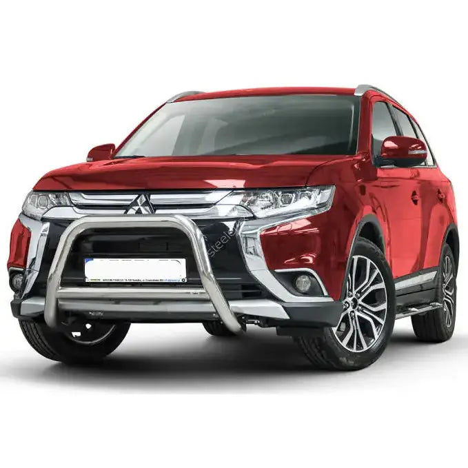 Frontbøyle Mitsubishi Outlander 15-18 med polerte aluminiumsdetaljer på rød SUV mot hvit bakgrunn.