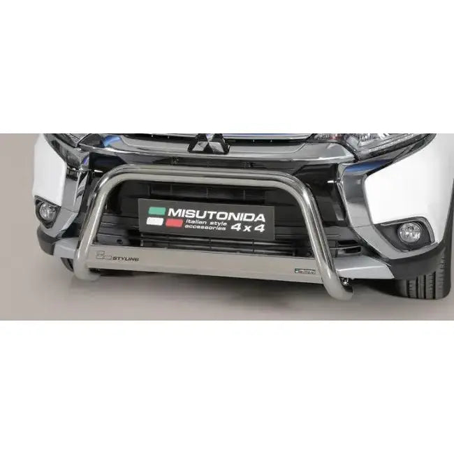 Frontbøyle Mitsubishi Outlander 15-19 EC-godkjent medium bar i rustfritt metall montert foran på hvit bil.