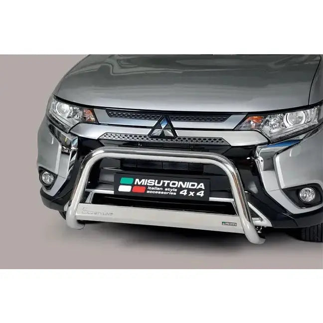 Frontbøyle Mitsubishi Outlander 20- EC godkjent medium bar montert på grå SUV, sett rett forfra.