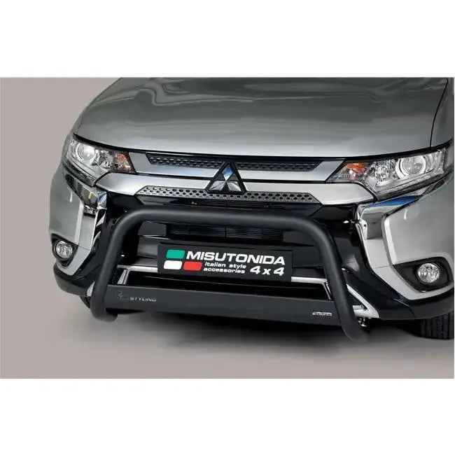 Kufanger Mitsubishi Outlander 20- i sort matt metall montert foran på grå SUV med logo og reklameskilt.
