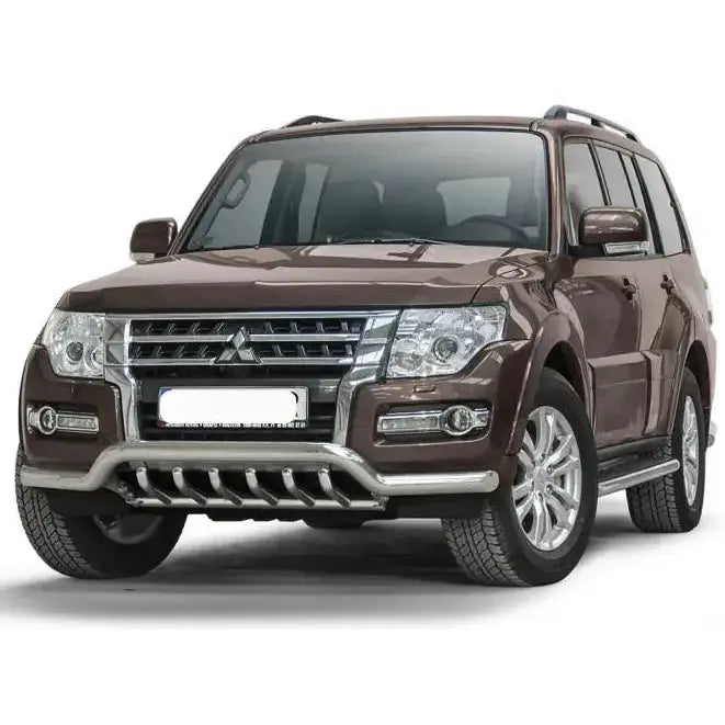 Frontbøyle Mitsubishi Pajero 07-15 EC godkjent lav med grill på brun SUV med kromdetaljer.