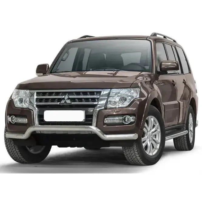Frontbøyle Mitsubishi Pajero 07-15 montert på brun SUV med sølvfargede detaljer, sett forfra.