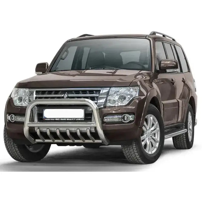 Frontbøyle Mitsubishi Pajero 07- med sølvfarget kufanger, synlige lykter og store dekk mot hvit bakgrunn.