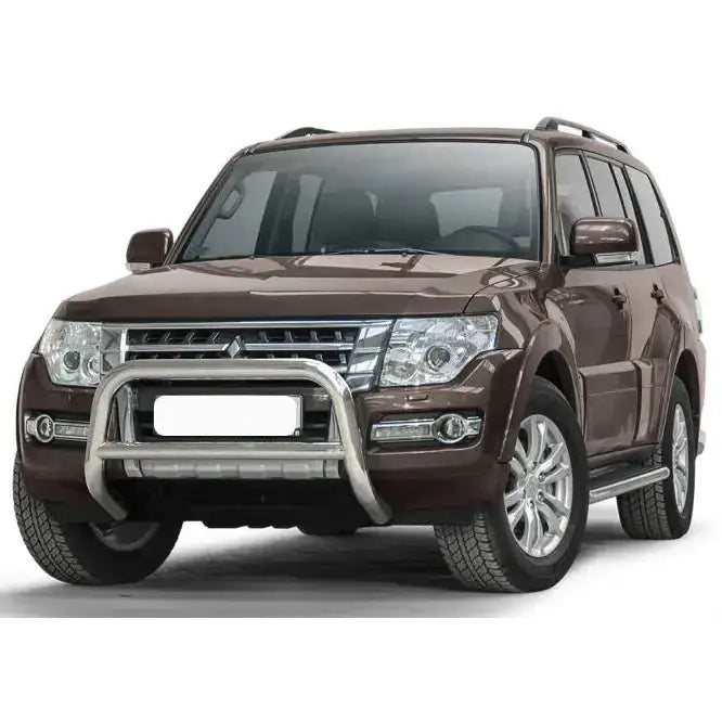 Frontbøyle på Mitsubishi Pajero 07 med krom tverrør, sølvfelger og takrails mot hvit bakgrunn.