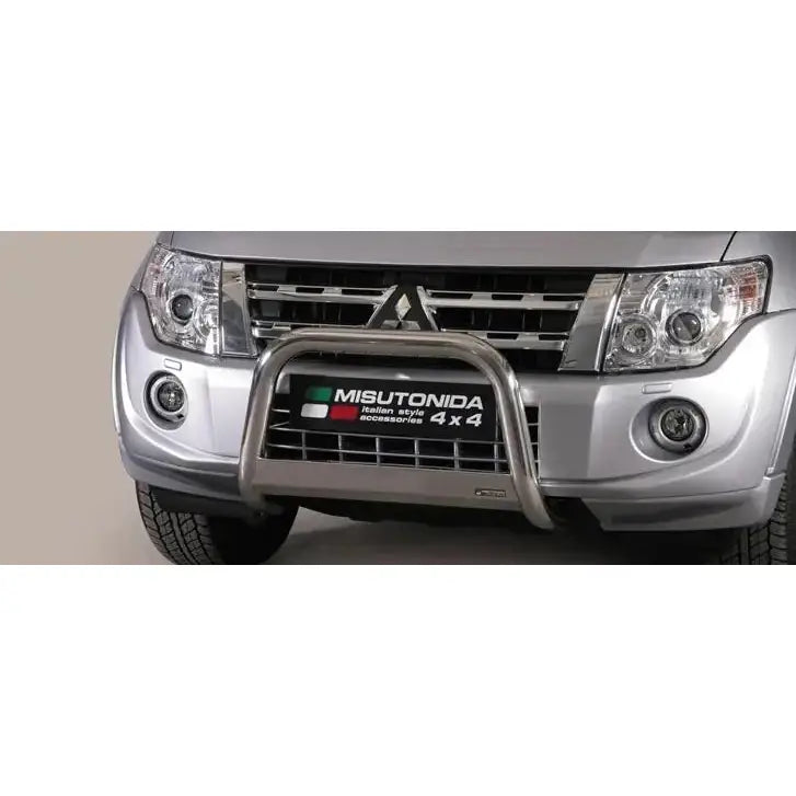 Frontbøyle til Mitsubishi Pajero 12-14 3D, sølvfarget SUV med robust stålbøyle foran grillen.