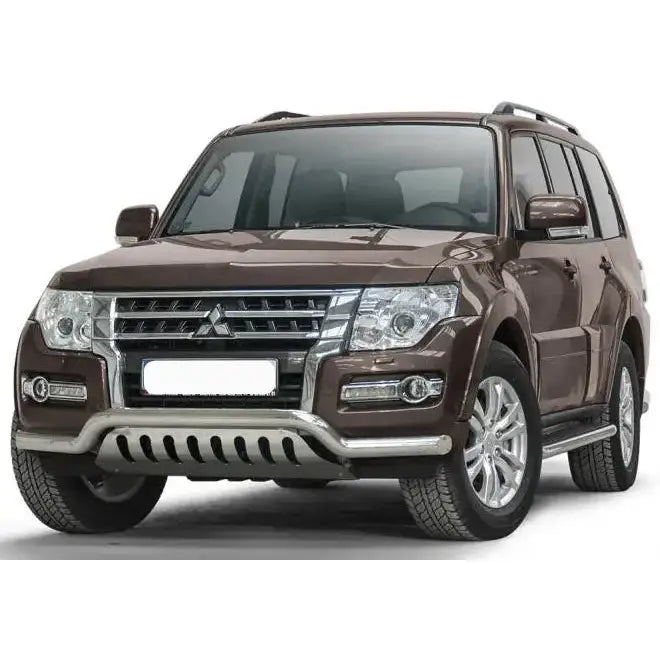 Frontbøyle Mitsubishi Pajero 15- EC godkjent lav med plate på brun SUV sett forfra med kromdetaljer.