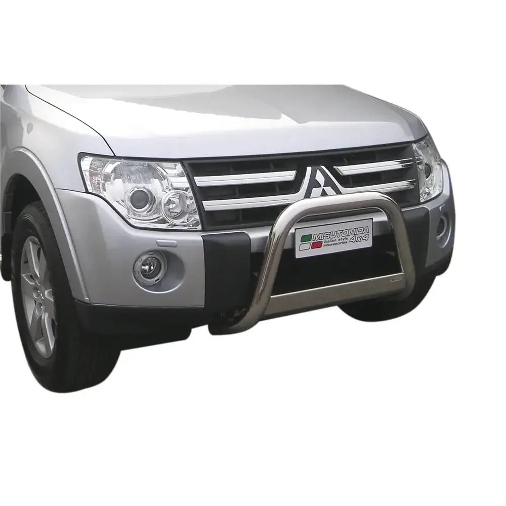 Frontbøyle Mitsubishi Pajero IV 07-11 montert på sølvfarget SUV sett rett forfra mot hvit bakgrunn.