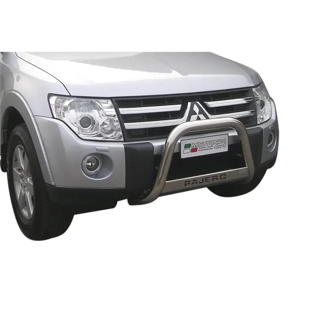 Frontbøyle Mitsubishi Pajero IV 07-11 montert på sølvfarget SUV med synlig gravert PAJERO-logo.