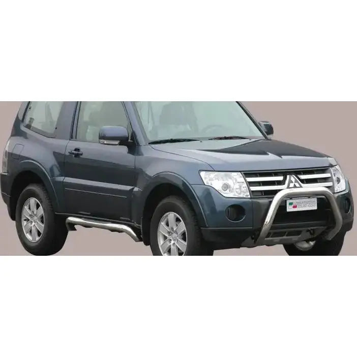 Frontbøyle Mitsubishi Pajero IV 12-14 med sølvfarget kufanger og metallstigtrinn sett skrått forfra.