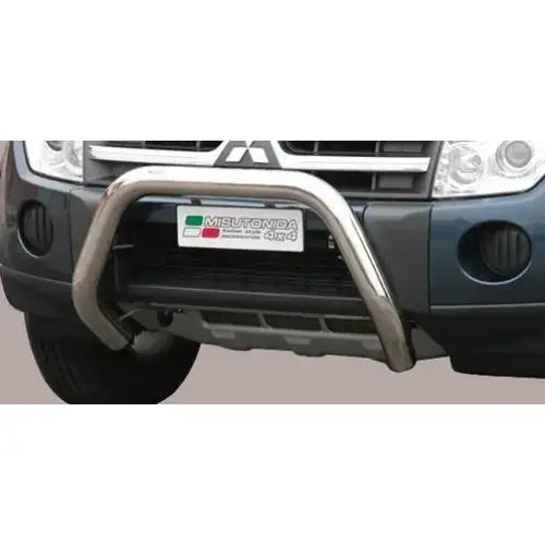 Kufanger Mitsubishi Pajero IV 12-14 i rustfritt stål montert foran, gir beskyttelse til grill og støtfanger.