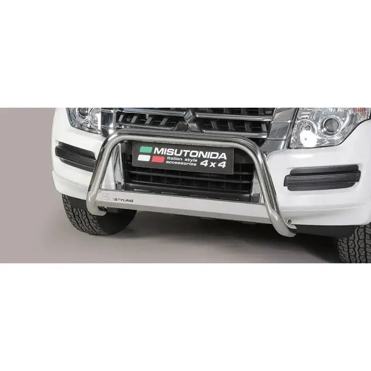 Frontbøyle Mitsubishi Pajero IV 15-17 i kromfarget metall montert foran på hvit SUV med produktlogo.