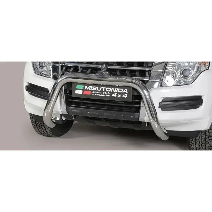 Frontbøyle Mitsubishi Pajero IV 15-17 i blankt metall montert foran på hvit SUV med synlige lykter.