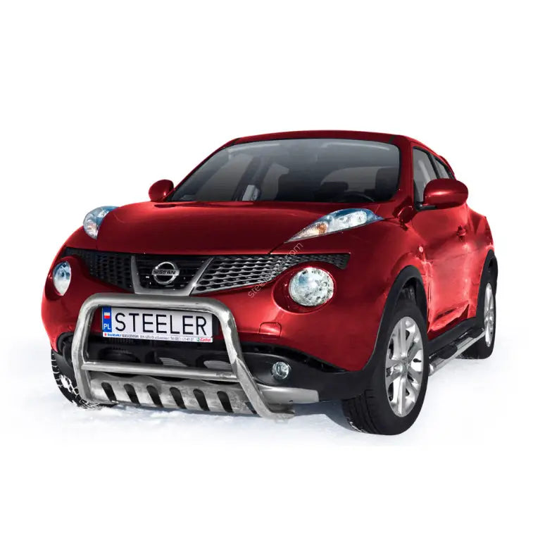 Frontbøyle på rød Nissan Juke 2010-2014 med stor sølvfarget kufanger, sett skrått forfra.