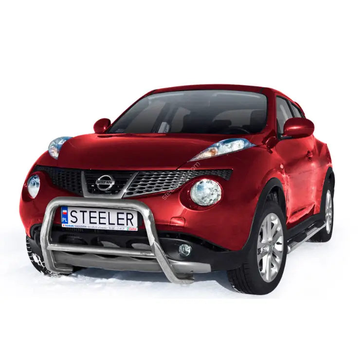 Frontbøyle Nissan Juke 10-14 EC godkjent med tverrør montert foran på rød bil med metallbeskyttere.