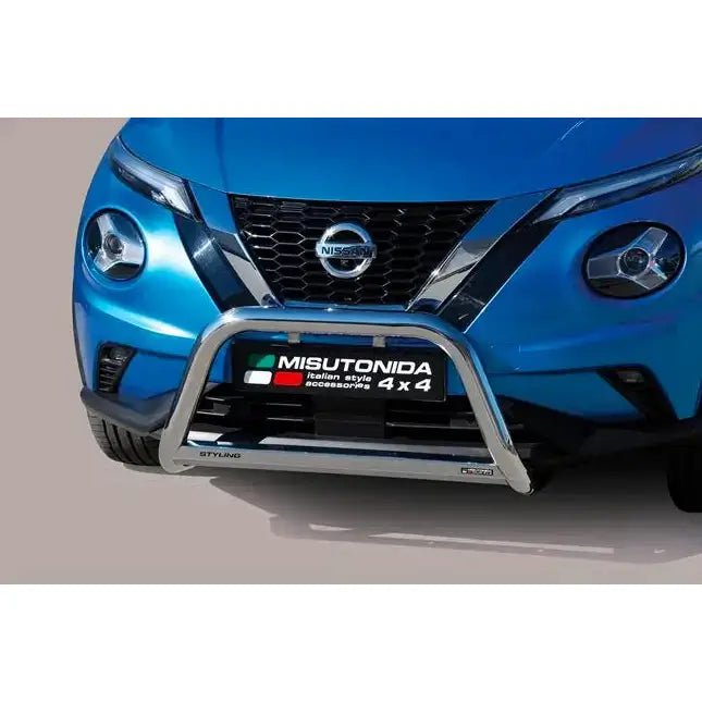 Frontbøyle Nissan Juke 20- i sølvfarget metall montert foran på blå bil med sorte detaljer.
