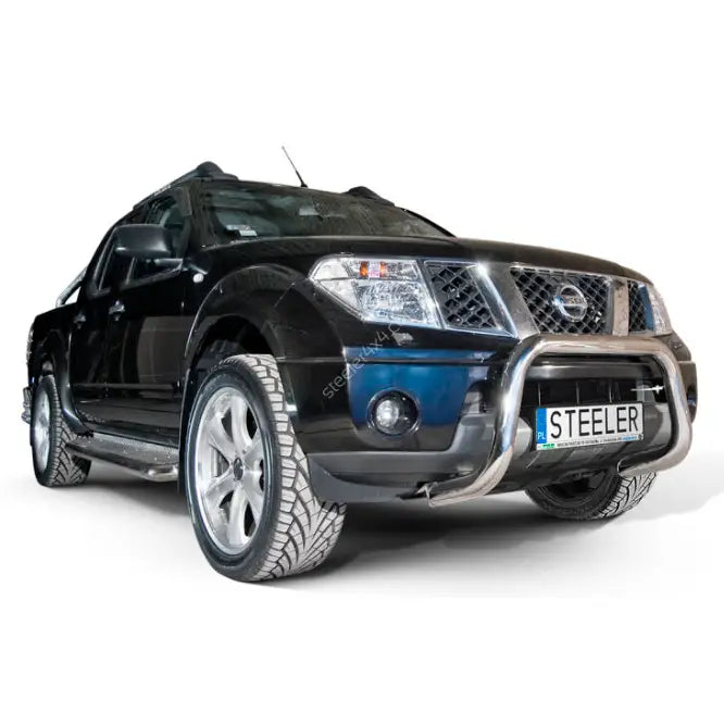Frontbøyle på Nissan Navara 05-10 EC godkjent, krommet kufanger sett forfra mot hvit bakgrunn.