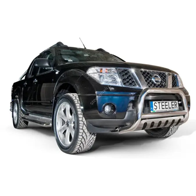 Frontbøyle Nissan Navara 05-10 EC godkjent med sølvfarget kufanger på sort pickup, lav vinkel.