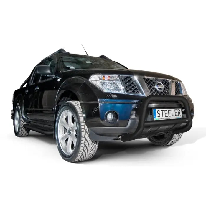 Kufanger på Nissan Navara 05-10 EC godkjent med tverrør, sett forfra med sølvfelger.