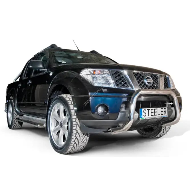 Frontbøyle på Nissan Navara 10-15 EC, polert metall, sett forfra med sølvfelger mot hvit bakgrunn.