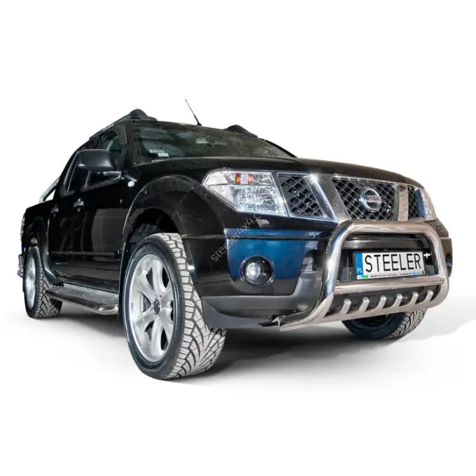 Frontbøyle Nissan Navara 10-15 EC montert på sort pickup med sølvfarget bøyler, sett fra lav vinkel.