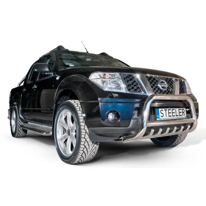 Frontbøyle på Nissan Navara 10-15 EC godkjent med grill, sett forfra med store felger.