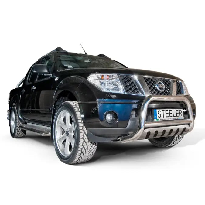 Frontbøyle på Nissan Navara 10-15 EC med plate, montert på svart pickup med sølvfelger.