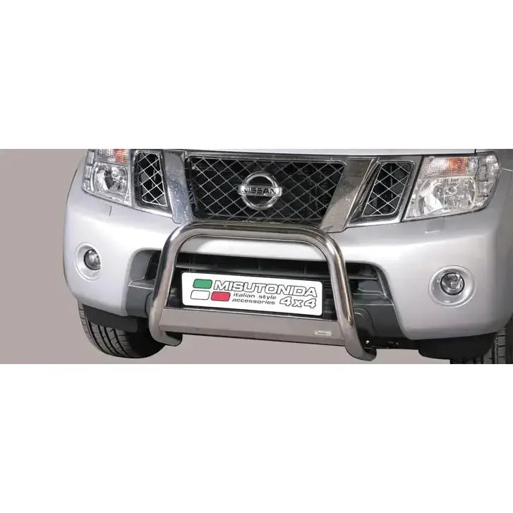 Frontbøyle Nissan Navara D40 i sølv metall, montert foran på SUV med robust, rund fasong.